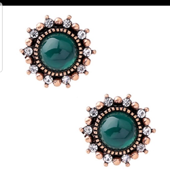 Green Stone Antique Gold Earrings - Picture 2 of 3